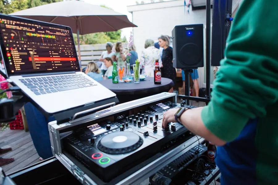 Compacte DJ opstelling bij een tuinfeest
